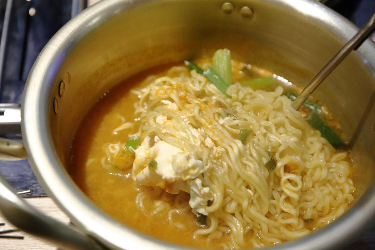 【食。台北】串殿〜市政府/串燒/韓式串燒。另類人氣韓國串烤，自動旋轉，烤焦out！