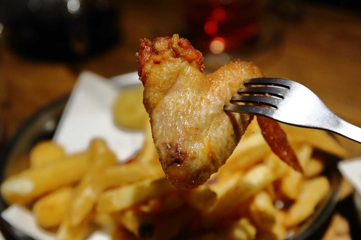 【食。台北】Chill burger 鬆飽〜忠孝復興/漢堡。讓人追著跑的知名餐車轉型，多汁美味愛吃漢堡者必吃！