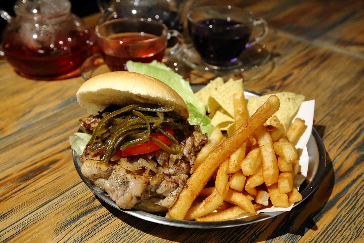 【食。台北】Chill burger 鬆飽〜忠孝復興/漢堡。讓人追著跑的知名餐車轉型，多汁美味愛吃漢堡者必吃！