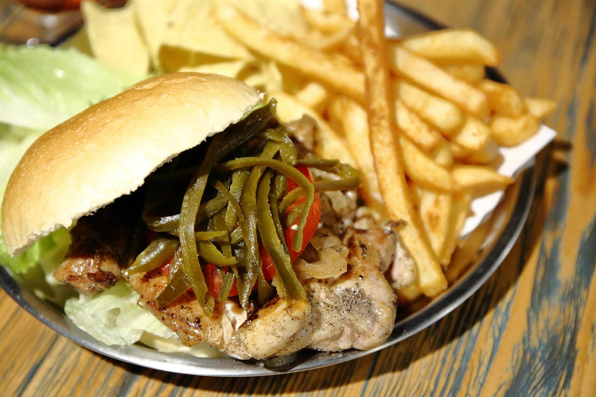 【食。台北】Chill burger 鬆飽〜忠孝復興/漢堡。讓人追著跑的知名餐車轉型，多汁美味愛吃漢堡者必吃！