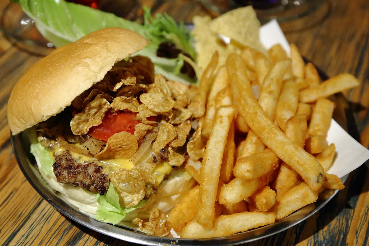 【食。台北】Chill burger 鬆飽〜忠孝復興/漢堡。讓人追著跑的知名餐車轉型，多汁美味愛吃漢堡者必吃！