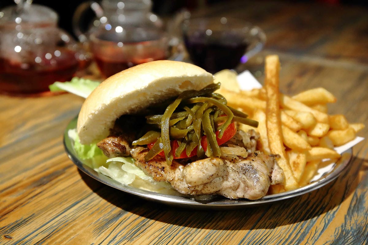 【食。台北】Chill burger 鬆飽〜忠孝復興/漢堡。讓人追著跑的知名餐車轉型，多汁美味愛吃漢堡者必吃！