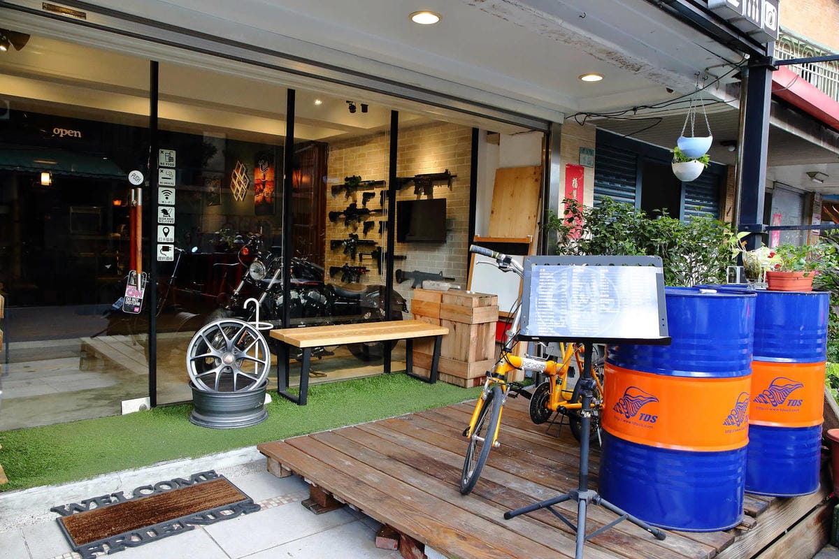 【食。台北】Chill burger 鬆飽〜忠孝復興/漢堡。讓人追著跑的知名餐車轉型，多汁美味愛吃漢堡者必吃！