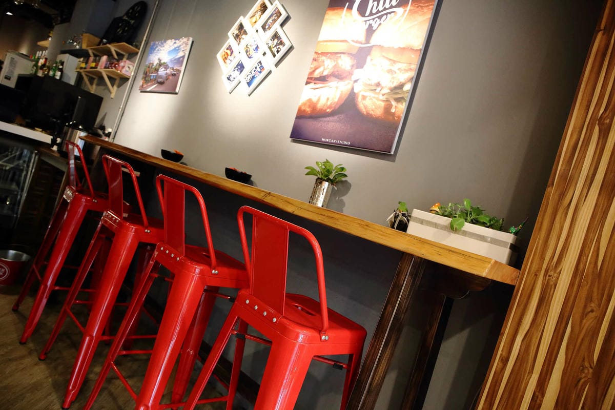 【食。台北】Chill burger 鬆飽〜忠孝復興/漢堡。讓人追著跑的知名餐車轉型，多汁美味愛吃漢堡者必吃！