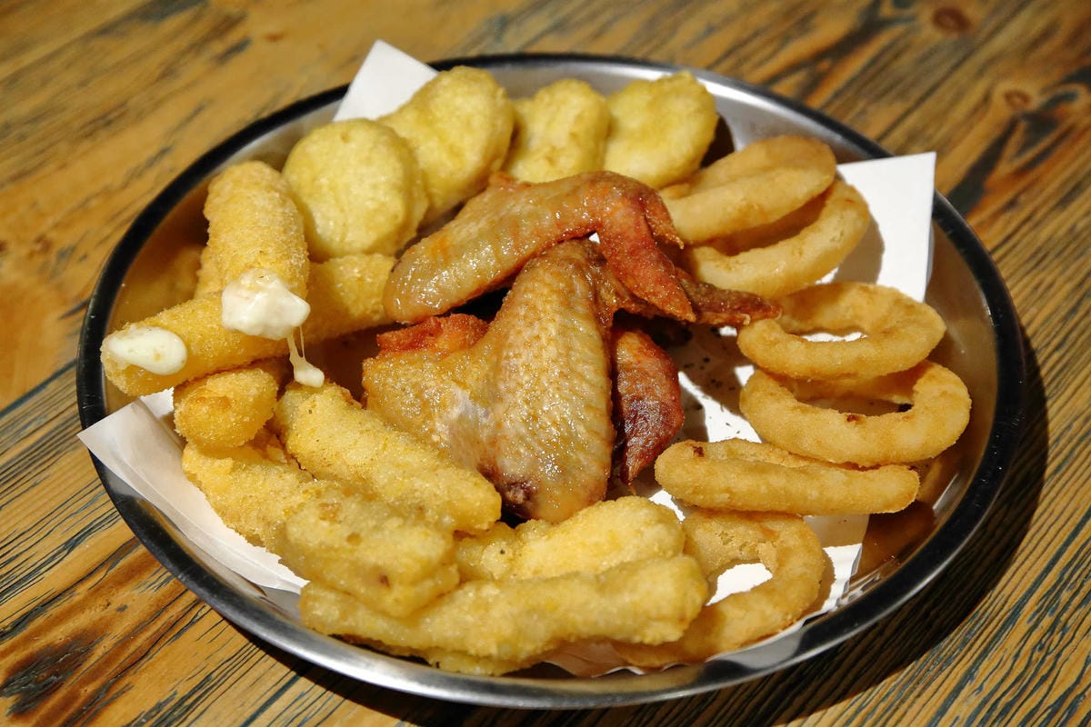 【食。台北】Chill burger 鬆飽〜忠孝復興/漢堡。讓人追著跑的知名餐車轉型，多汁美味愛吃漢堡者必吃！