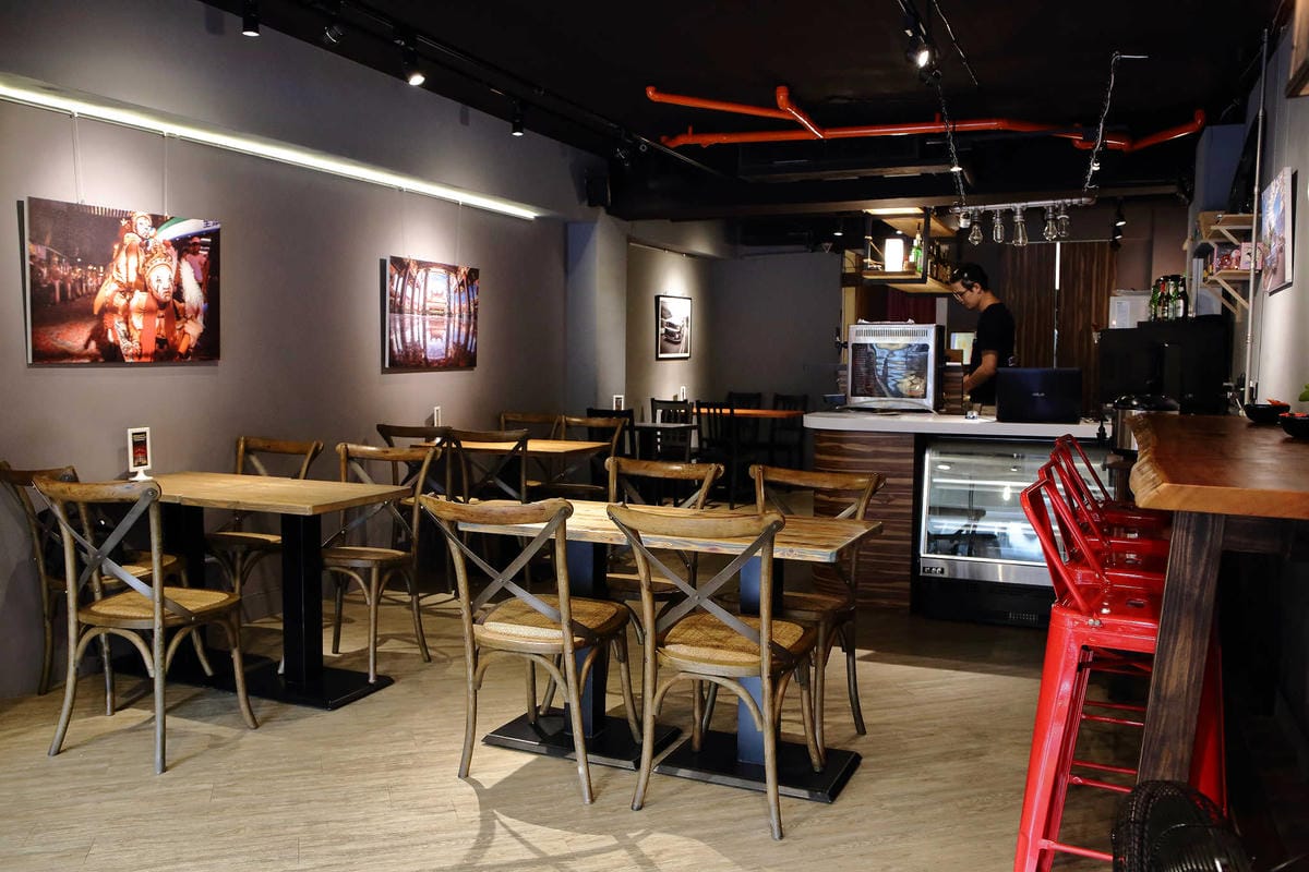 【食。台北】Chill burger 鬆飽〜忠孝復興/漢堡。讓人追著跑的知名餐車轉型，多汁美味愛吃漢堡者必吃！