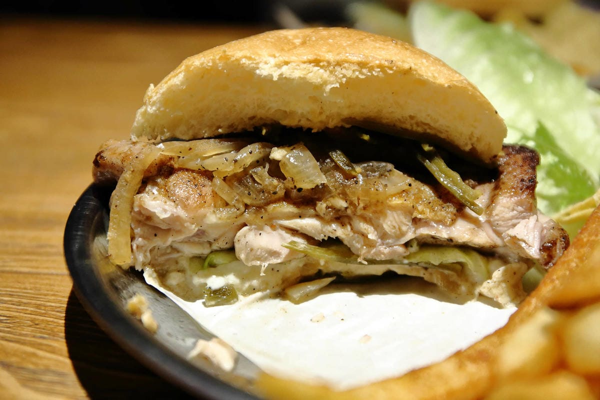 【食。台北】Chill burger 鬆飽〜忠孝復興/漢堡。讓人追著跑的知名餐車轉型，多汁美味愛吃漢堡者必吃！