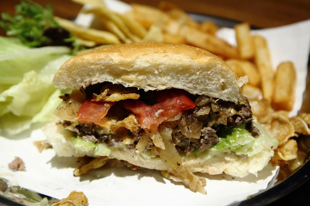 【食。台北】Chill burger 鬆飽〜忠孝復興/漢堡。讓人追著跑的知名餐車轉型，多汁美味愛吃漢堡者必吃！