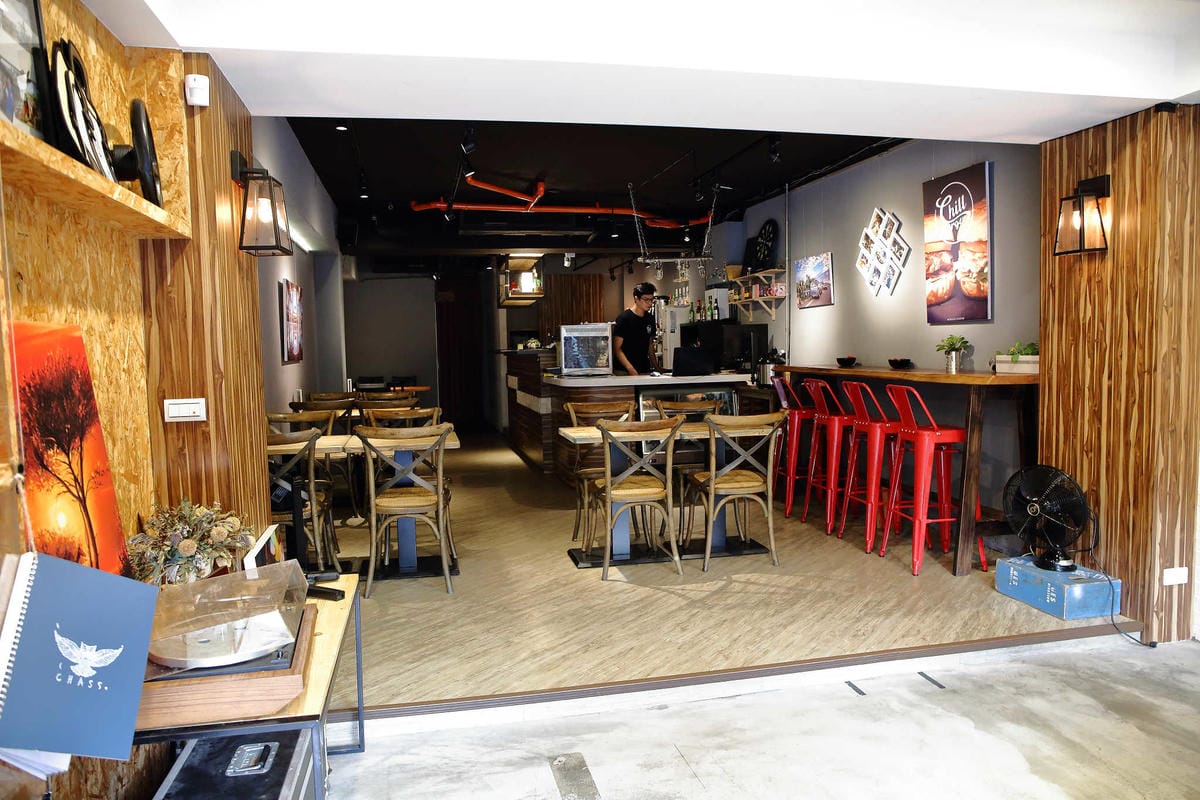 【食。台北】Chill burger 鬆飽〜忠孝復興/漢堡。讓人追著跑的知名餐車轉型，多汁美味愛吃漢堡者必吃！