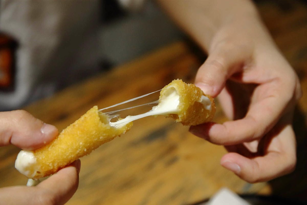 【食。台北】Chill burger 鬆飽〜忠孝復興/漢堡。讓人追著跑的知名餐車轉型，多汁美味愛吃漢堡者必吃！