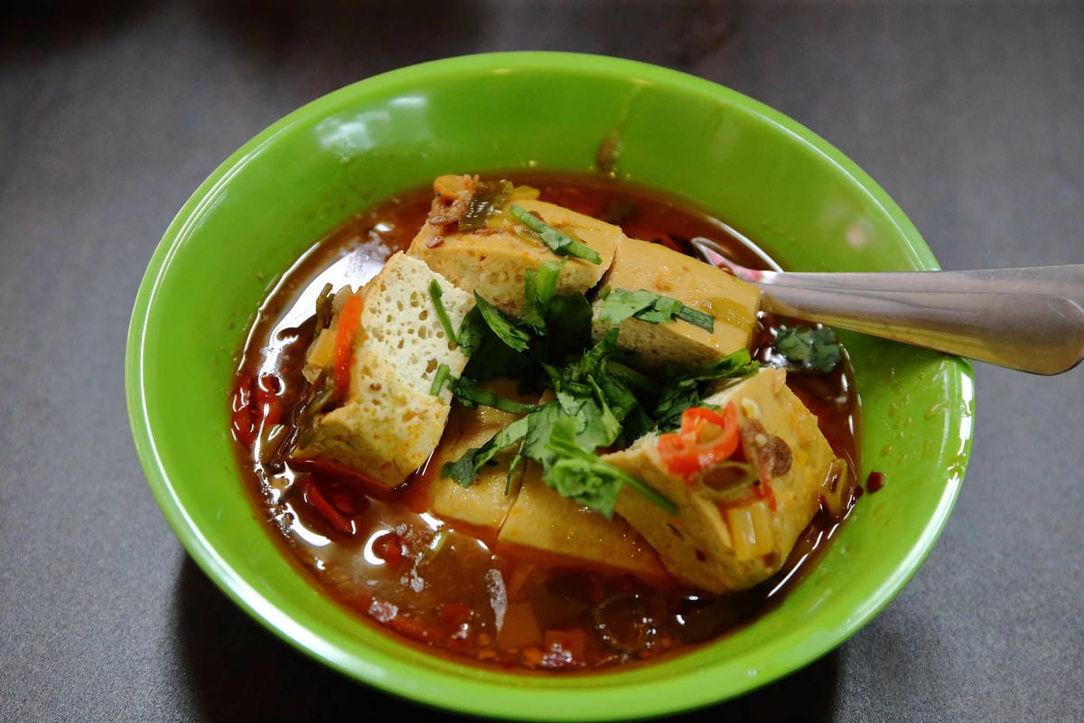 【食。永和】同安街麵線羹-永和保平〜台北排隊銅板美食，30年最難忘的滋味，激推麵線羹x臭豆腐