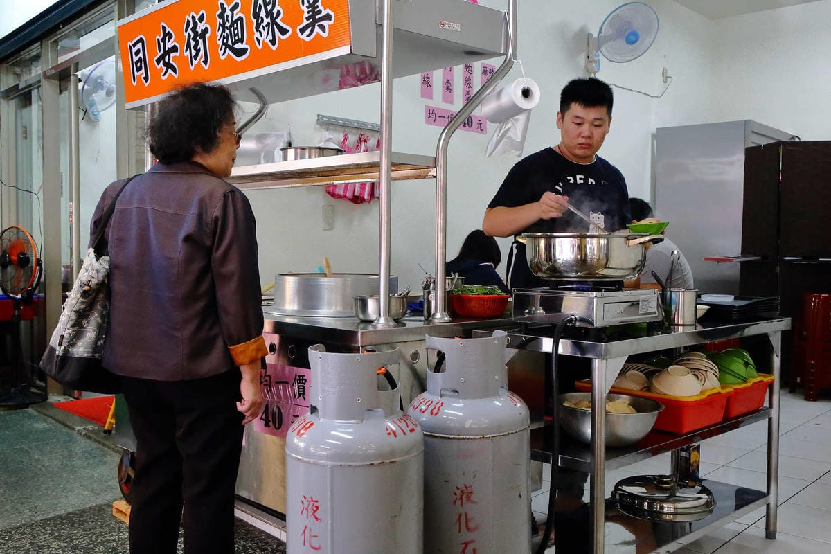 【食。永和】同安街麵線羹-永和保平〜台北排隊銅板美食，30年最難忘的滋味，激推麵線羹x臭豆腐