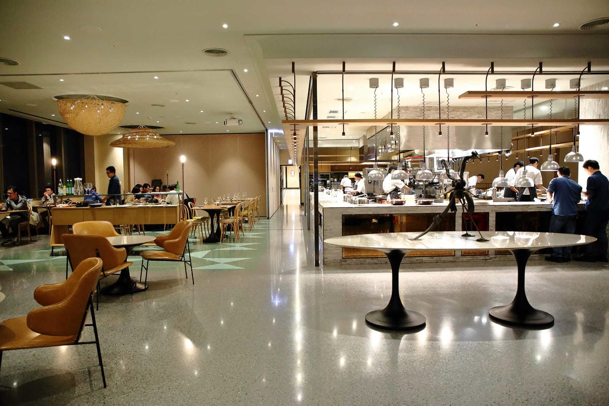 【食。台北】Que原木燒烤餐廳〜amba台北松山意舍酒店。最美麗的夜景餐廳，約會餐廳推薦！