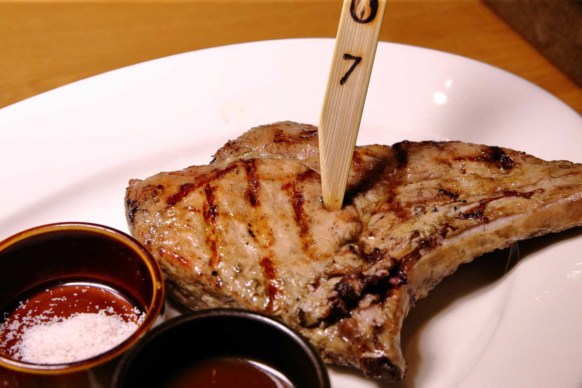 【食。台北】Que原木燒烤餐廳〜amba台北松山意舍酒店。最美麗的夜景餐廳，約會餐廳推薦！