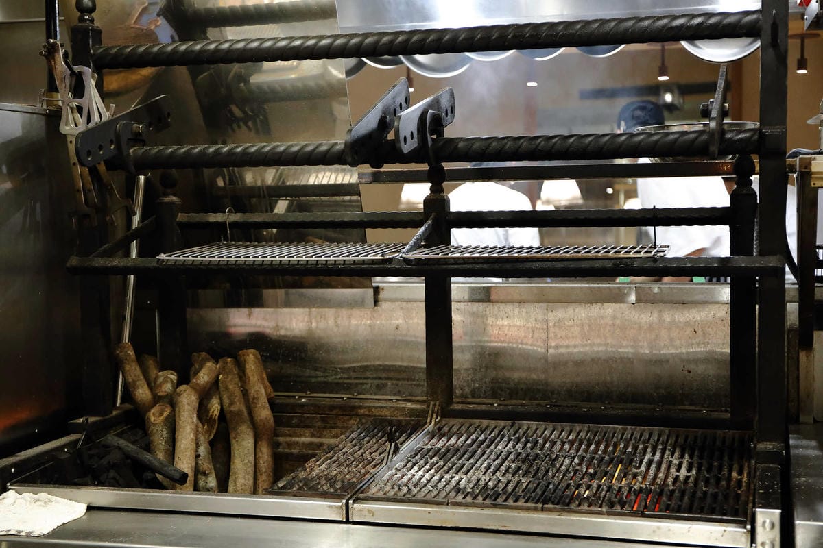 【食。台北】Que原木燒烤餐廳〜amba台北松山意舍酒店。最美麗的夜景餐廳，約會餐廳推薦！