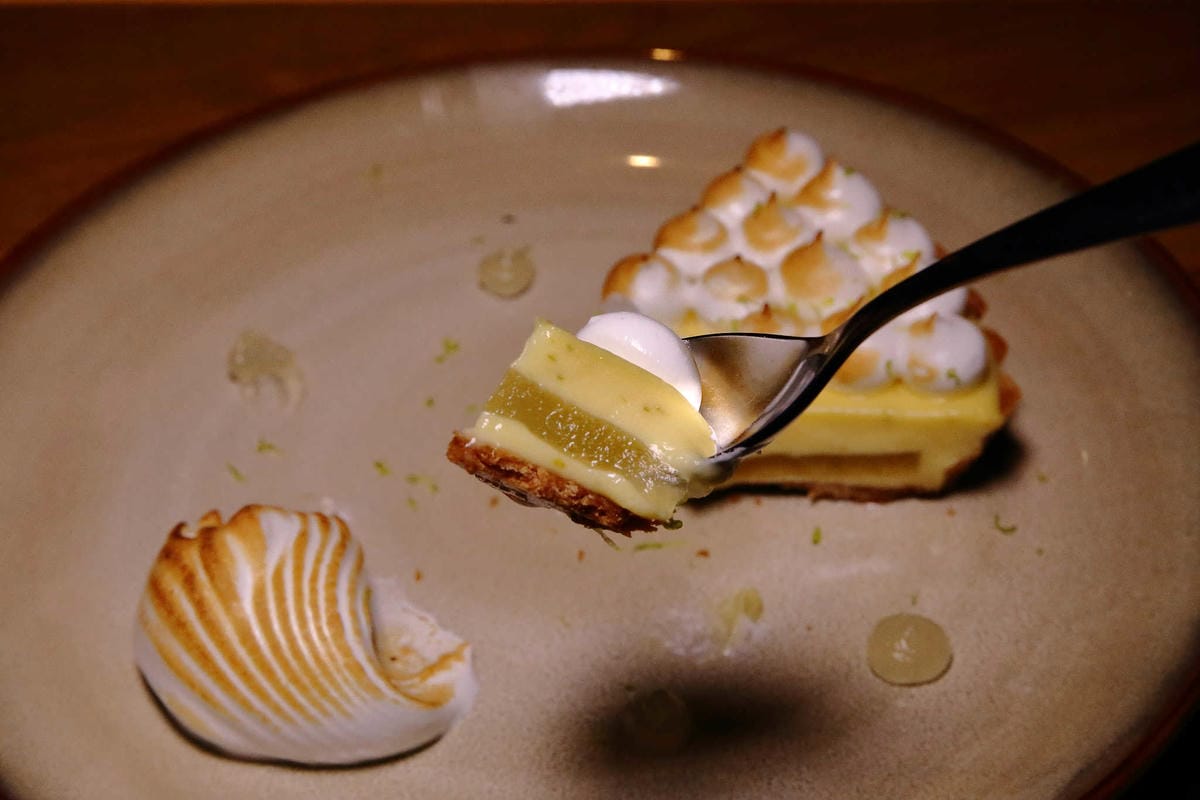 【食。台北】Que原木燒烤餐廳〜amba台北松山意舍酒店。最美麗的夜景餐廳，約會餐廳推薦！