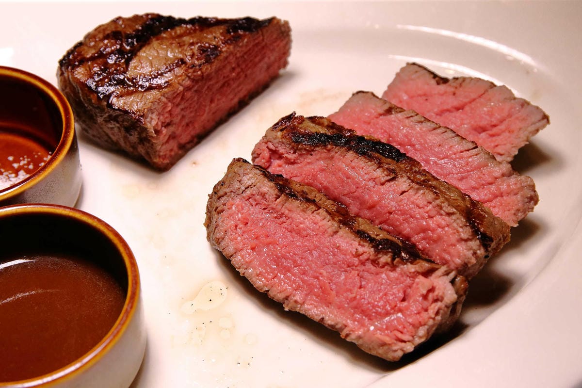 【食。台北】Que原木燒烤餐廳〜amba台北松山意舍酒店。最美麗的夜景餐廳，約會餐廳推薦！