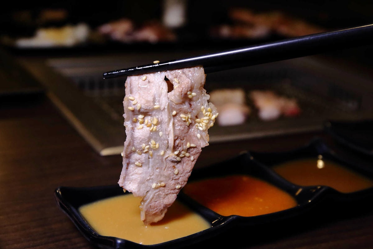 【食。內壢】一燒十味昭和園內壢省桃店〜桃園燒烤吃到飽推薦。懷舊復古主題餐廳,無肉不歡,肉食控必訪!