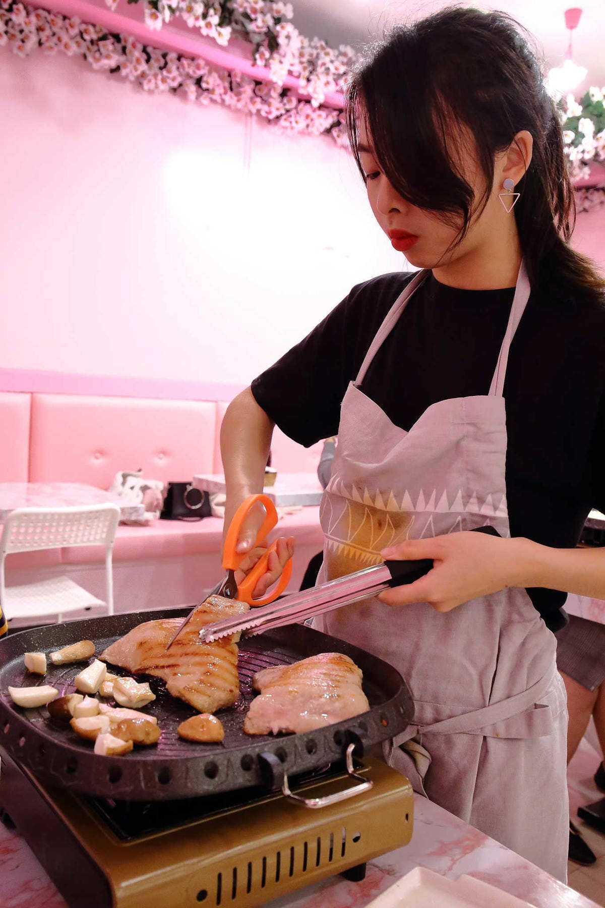 【食。桃園】浪漫廚房〜IG網紅拍照打卡新熱門粉色販賣機！夢幻粉色系餐廳，重溫韓劇甜蜜與浪漫情景❤(已歇業)