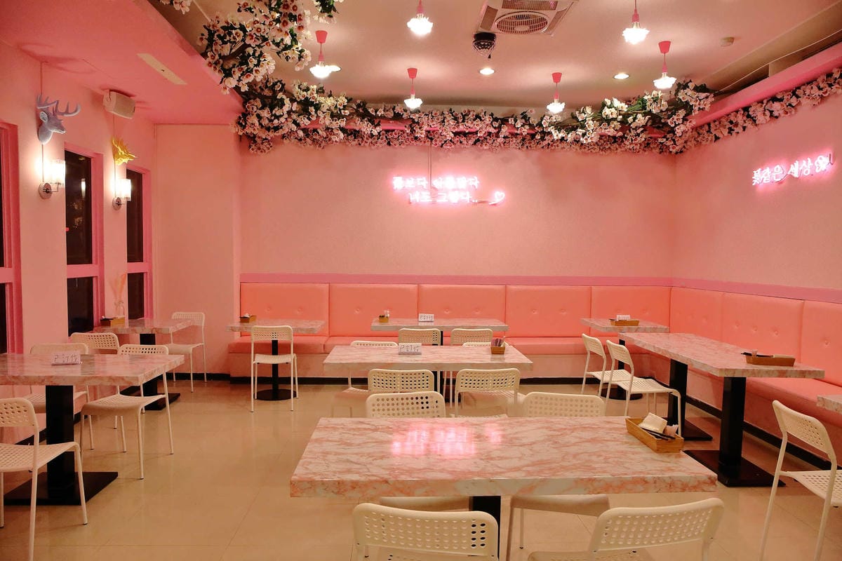 【食。桃園】浪漫廚房〜IG網紅拍照打卡新熱門粉色販賣機！夢幻粉色系餐廳，重溫韓劇甜蜜與浪漫情景❤(已歇業)
