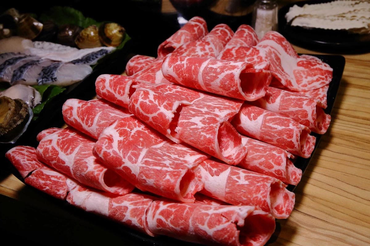 【食。板橋】金鍋盃板橋加盟店〜板橋火鍋推薦。霸氣海鮮船超浮誇！大份量滿足饕客們的味覺享受！