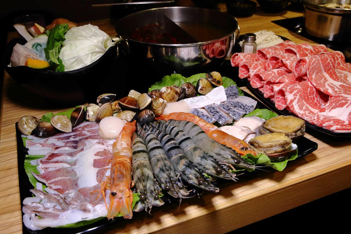 【食。板橋】金鍋盃板橋加盟店〜板橋火鍋推薦。霸氣海鮮船超浮誇！大份量滿足饕客們的味覺享受！