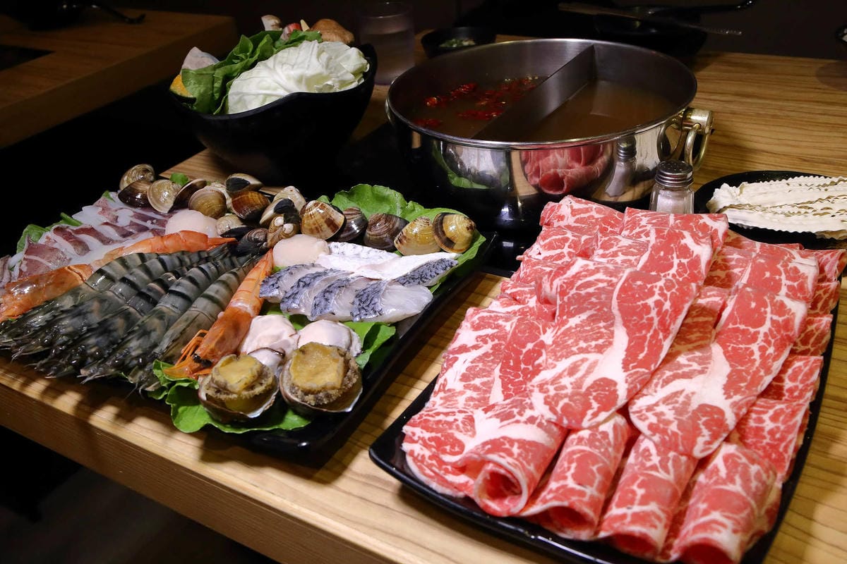 【食。板橋】金鍋盃板橋加盟店〜板橋火鍋推薦。霸氣海鮮船超浮誇！大份量滿足饕客們的味覺享受！