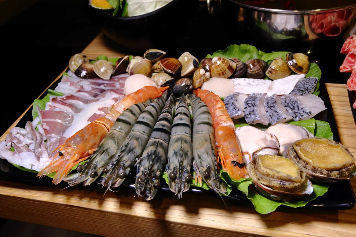 【食。板橋】金鍋盃板橋加盟店〜板橋火鍋推薦。霸氣海鮮船超浮誇！大份量滿足饕客們的味覺享受！