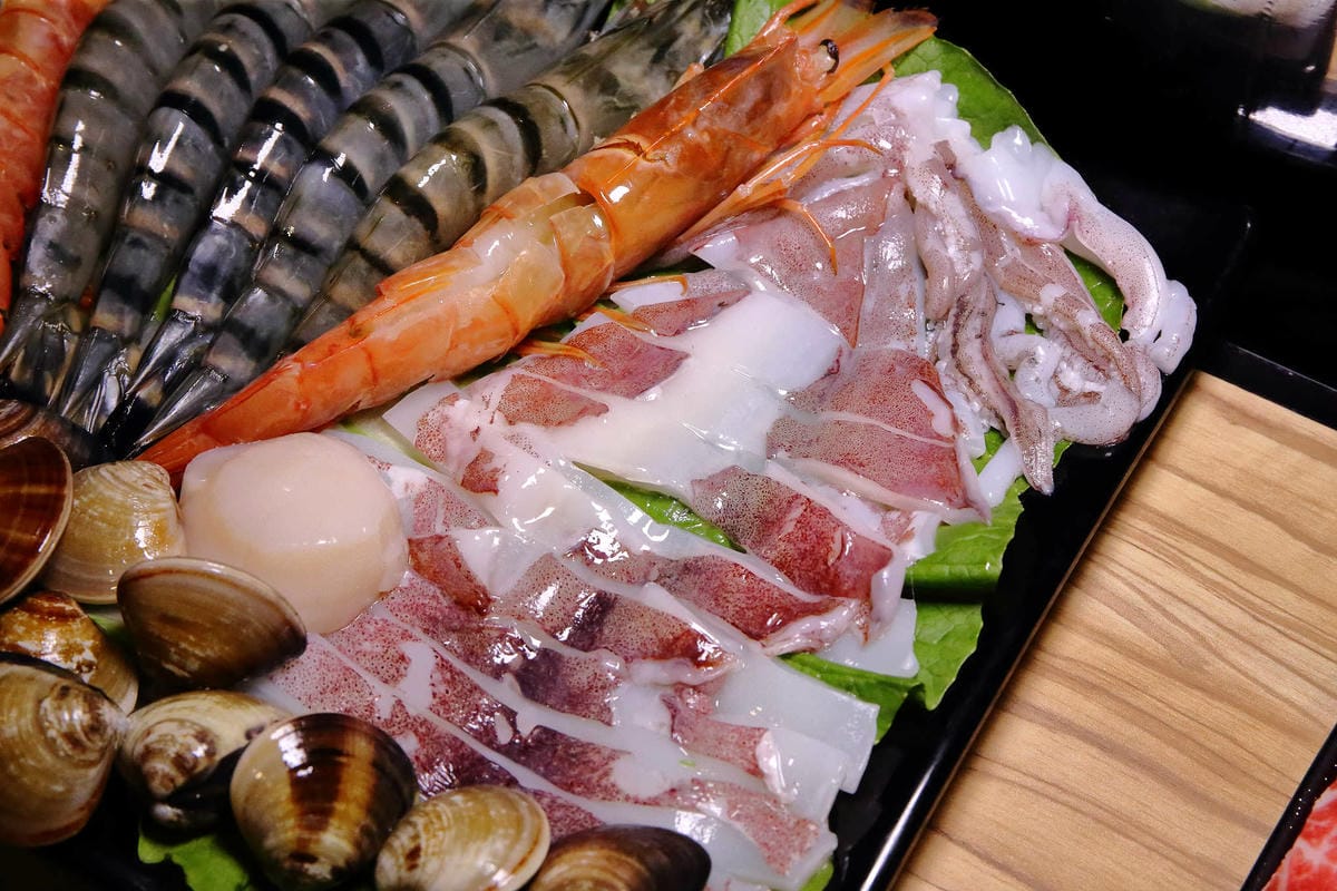 【食。板橋】金鍋盃板橋加盟店〜板橋火鍋推薦。霸氣海鮮船超浮誇！大份量滿足饕客們的味覺享受！