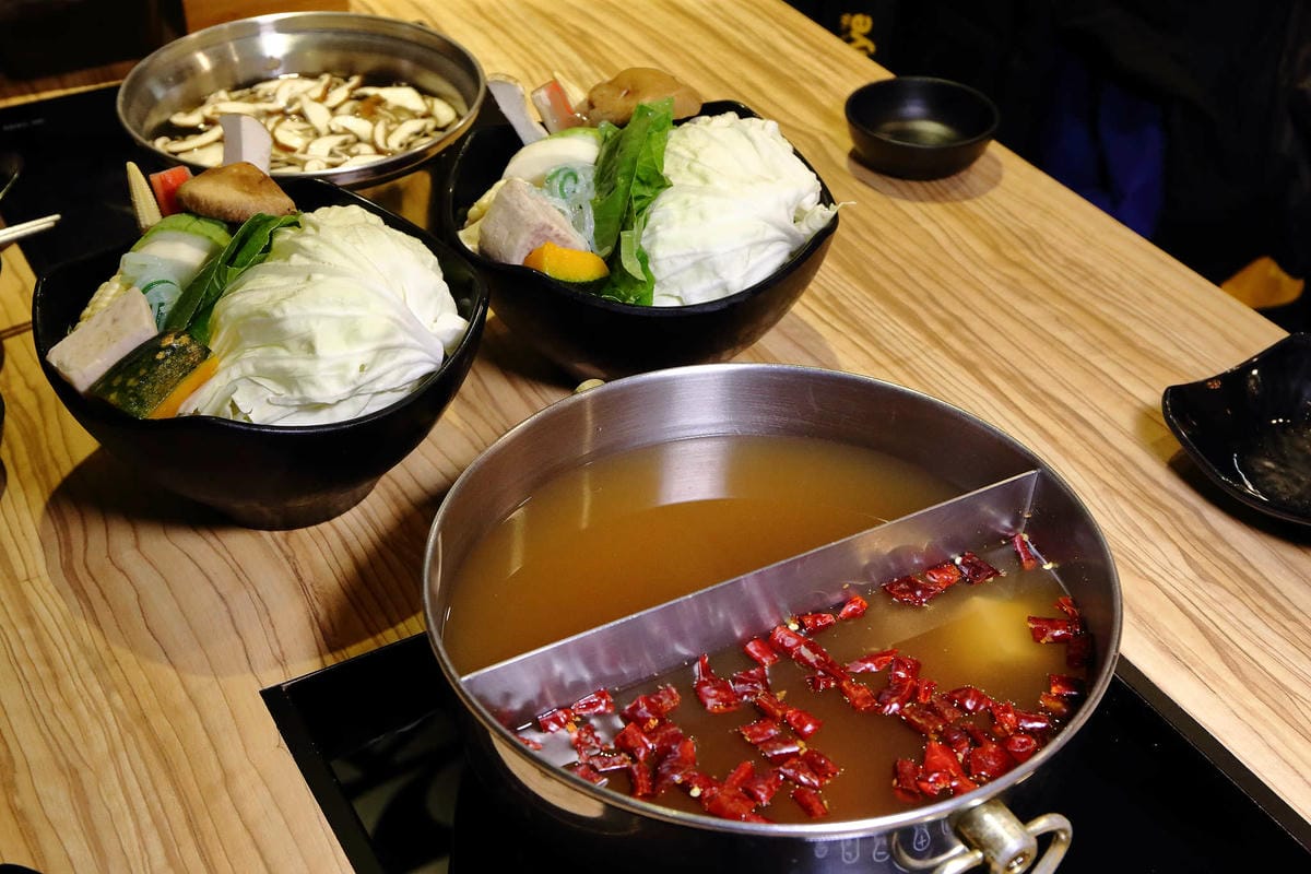 【食。板橋】金鍋盃板橋加盟店〜板橋火鍋推薦。霸氣海鮮船超浮誇！大份量滿足饕客們的味覺享受！