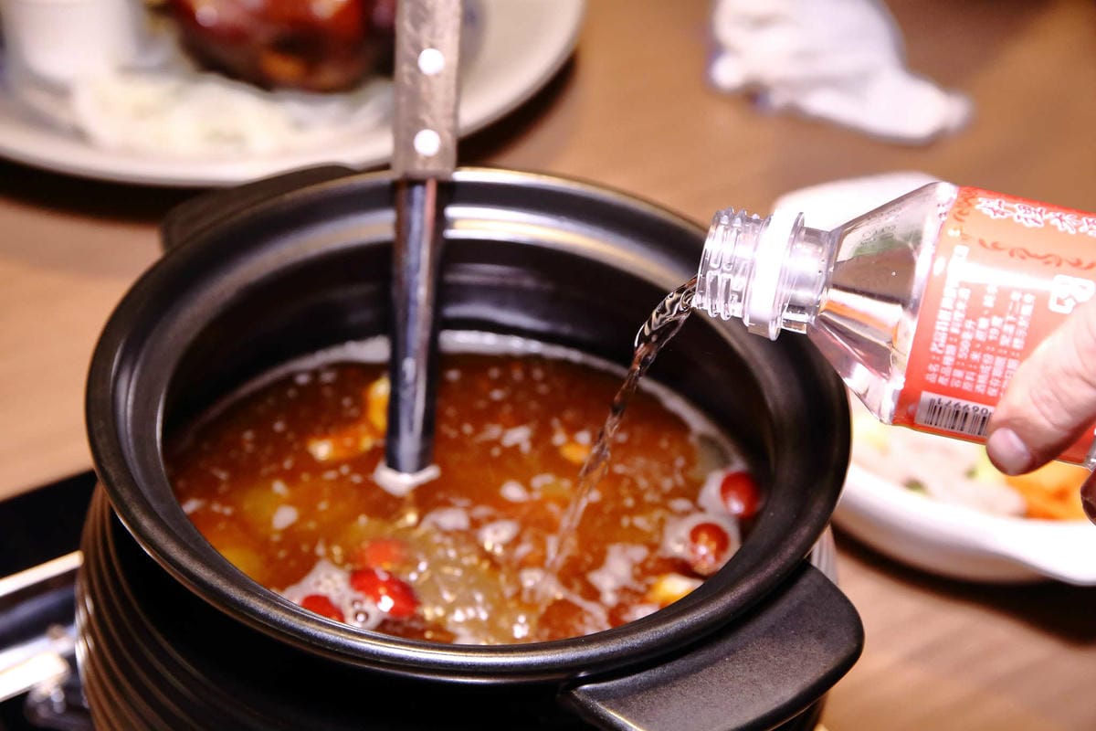 【食。台北】雞老爺藥膳桶仔雞〜市區也吃得到現烤桶仔雞！甘甜好呷涮嘴，平價消費，聚餐圍爐好所在