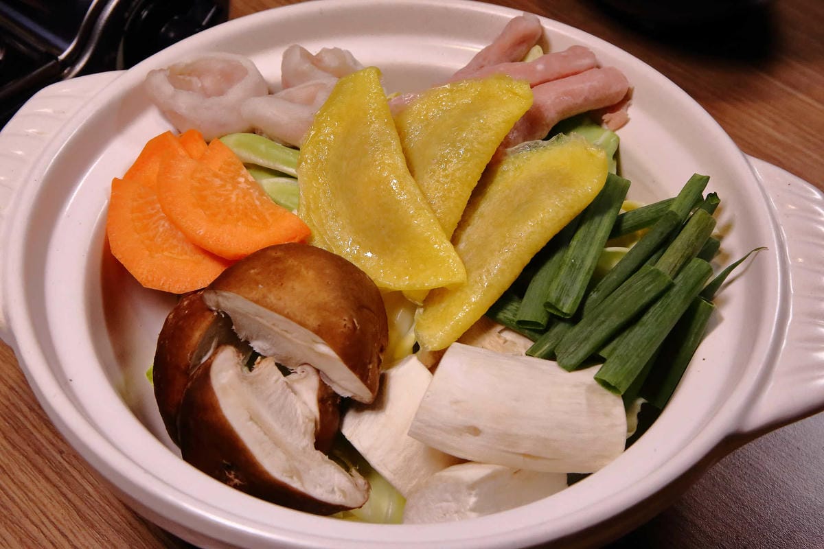 【食。台北】雞老爺藥膳桶仔雞〜市區也吃得到現烤桶仔雞！甘甜好呷涮嘴，平價消費，聚餐圍爐好所在