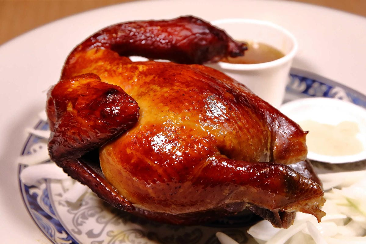 【食。台北】雞老爺藥膳桶仔雞〜市區也吃得到現烤桶仔雞！甘甜好呷涮嘴，平價消費，聚餐圍爐好所在