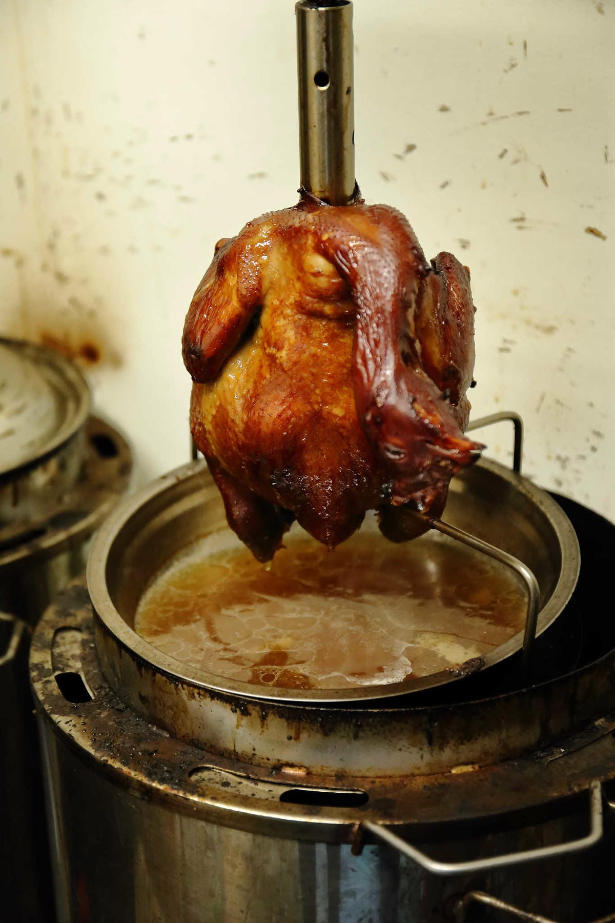 【食。台北】雞老爺藥膳桶仔雞〜市區也吃得到現烤桶仔雞！甘甜好呷涮嘴，平價消費，聚餐圍爐好所在