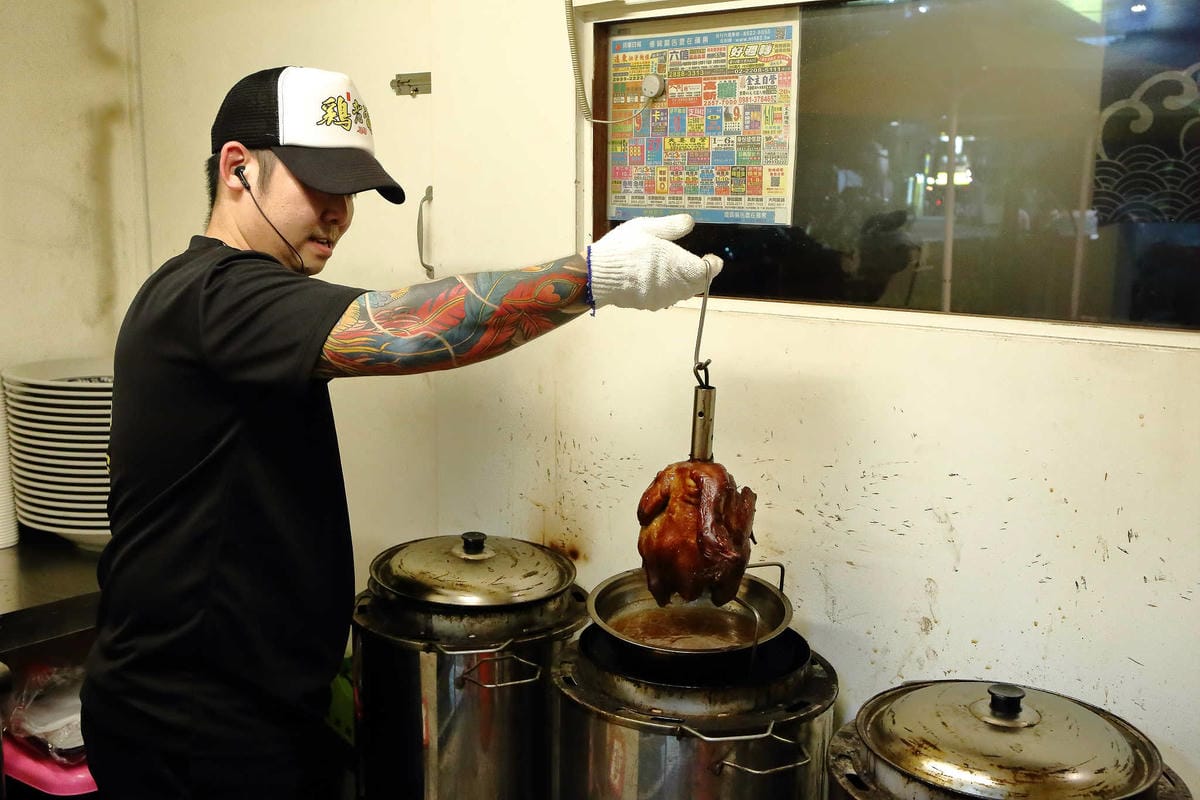 【食。台北】雞老爺藥膳桶仔雞〜市區也吃得到現烤桶仔雞！甘甜好呷涮嘴，平價消費，聚餐圍爐好所在