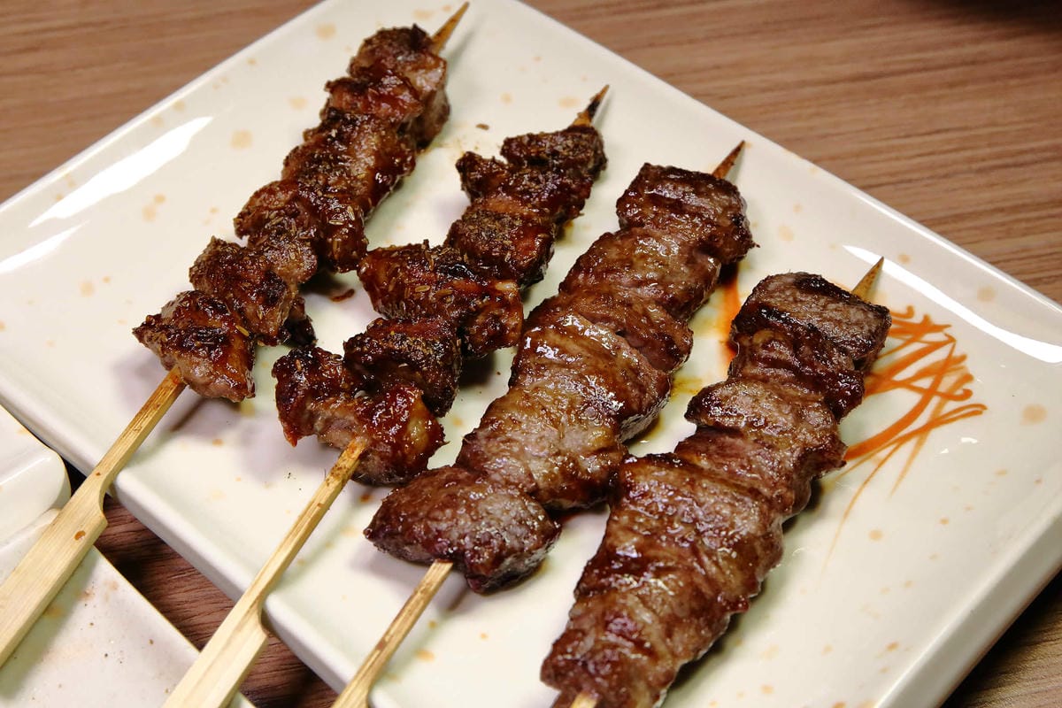 【食。台北】雞老爺藥膳桶仔雞〜市區也吃得到現烤桶仔雞！甘甜好呷涮嘴，平價消費，聚餐圍爐好所在