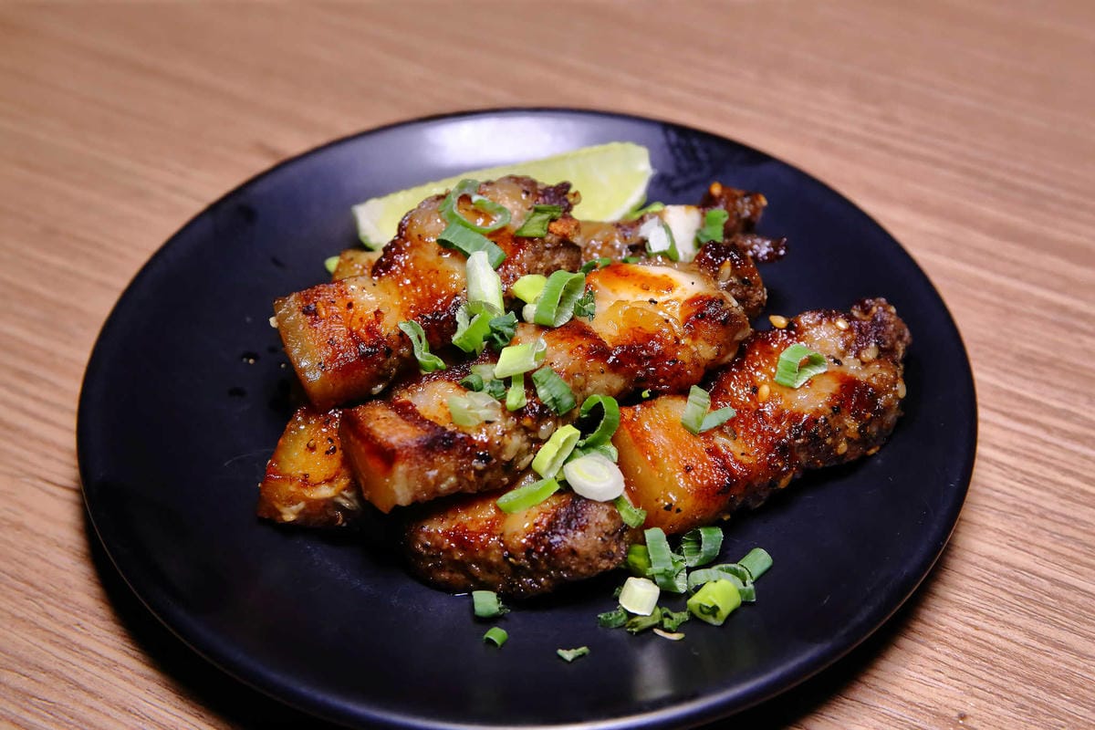 【食。台北】雞老爺藥膳桶仔雞〜市區也吃得到現烤桶仔雞！甘甜好呷涮嘴，平價消費，聚餐圍爐好所在