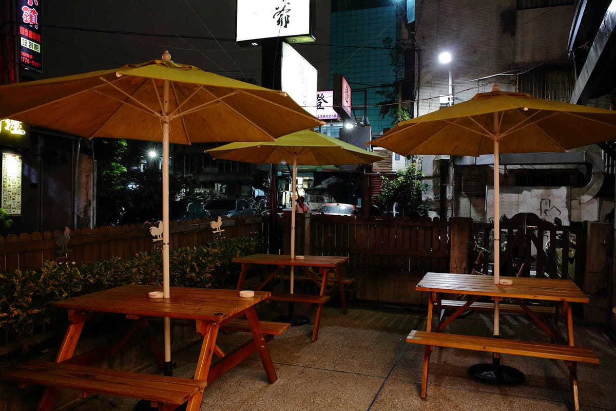 【食。台北】雞老爺藥膳桶仔雞〜市區也吃得到現烤桶仔雞！甘甜好呷涮嘴，平價消費，聚餐圍爐好所在