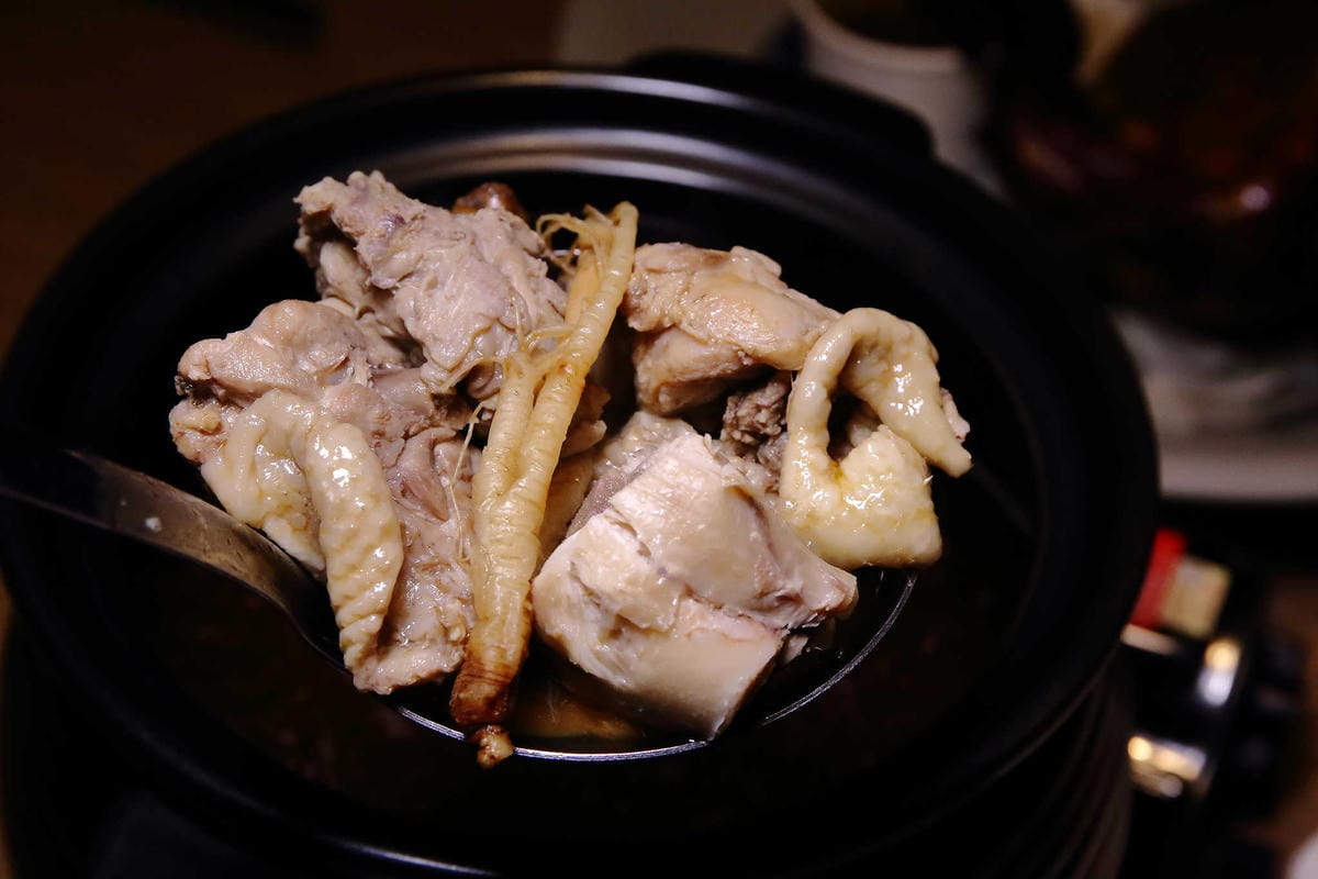 【食。台北】雞老爺藥膳桶仔雞〜市區也吃得到現烤桶仔雞！甘甜好呷涮嘴，平價消費，聚餐圍爐好所在
