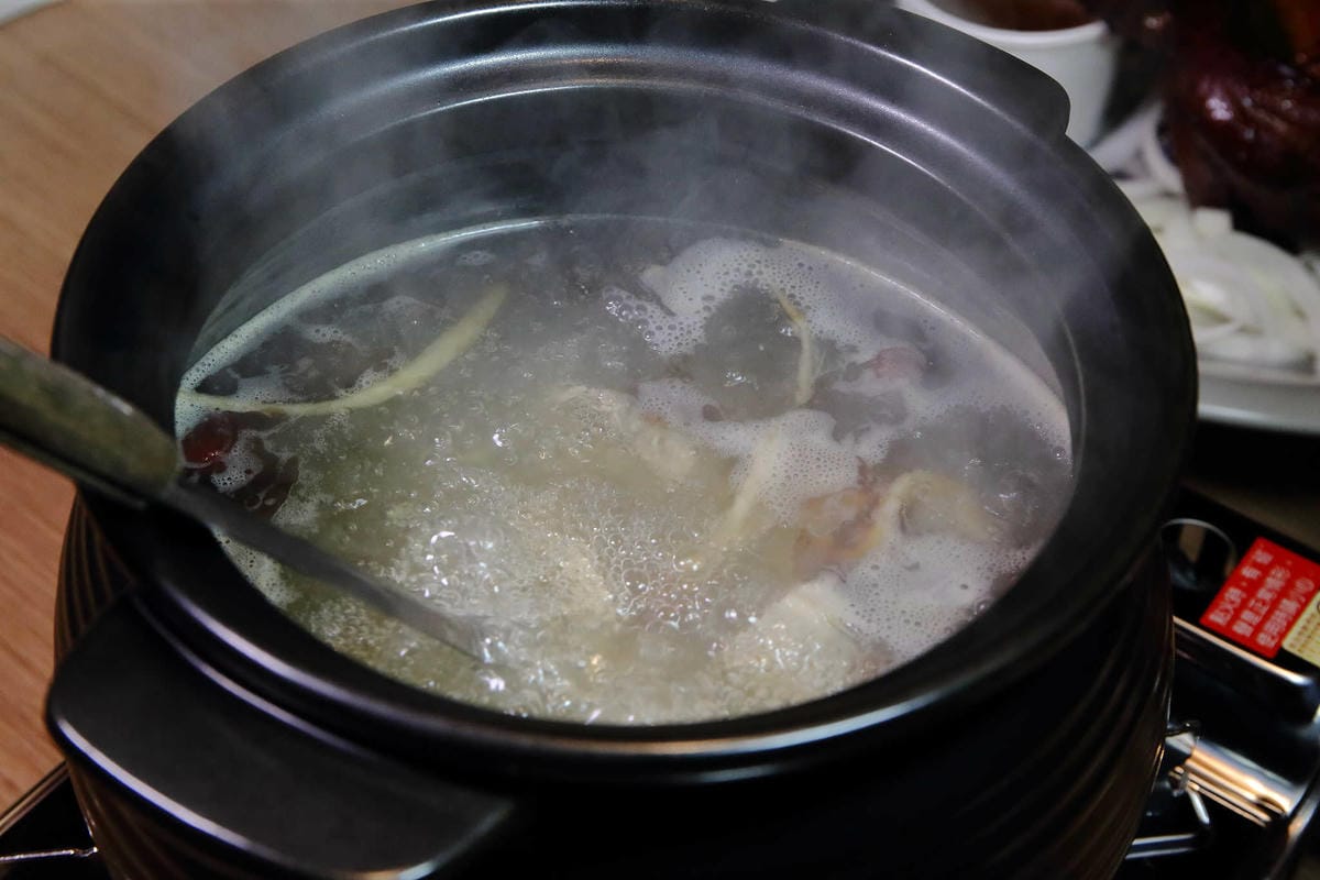 【食。台北】雞老爺藥膳桶仔雞〜市區也吃得到現烤桶仔雞！甘甜好呷涮嘴，平價消費，聚餐圍爐好所在