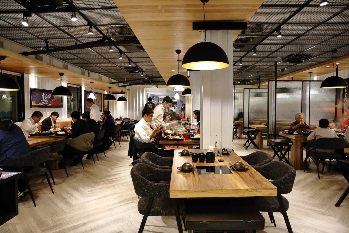 【食。中和】沸騰涮涮鍋-中山店〜中和火鍋推薦!CP值破表,平價的高級肉品專賣,環境優渥的親子用餐空間,沒吃過一定會後悔!(已歇業)