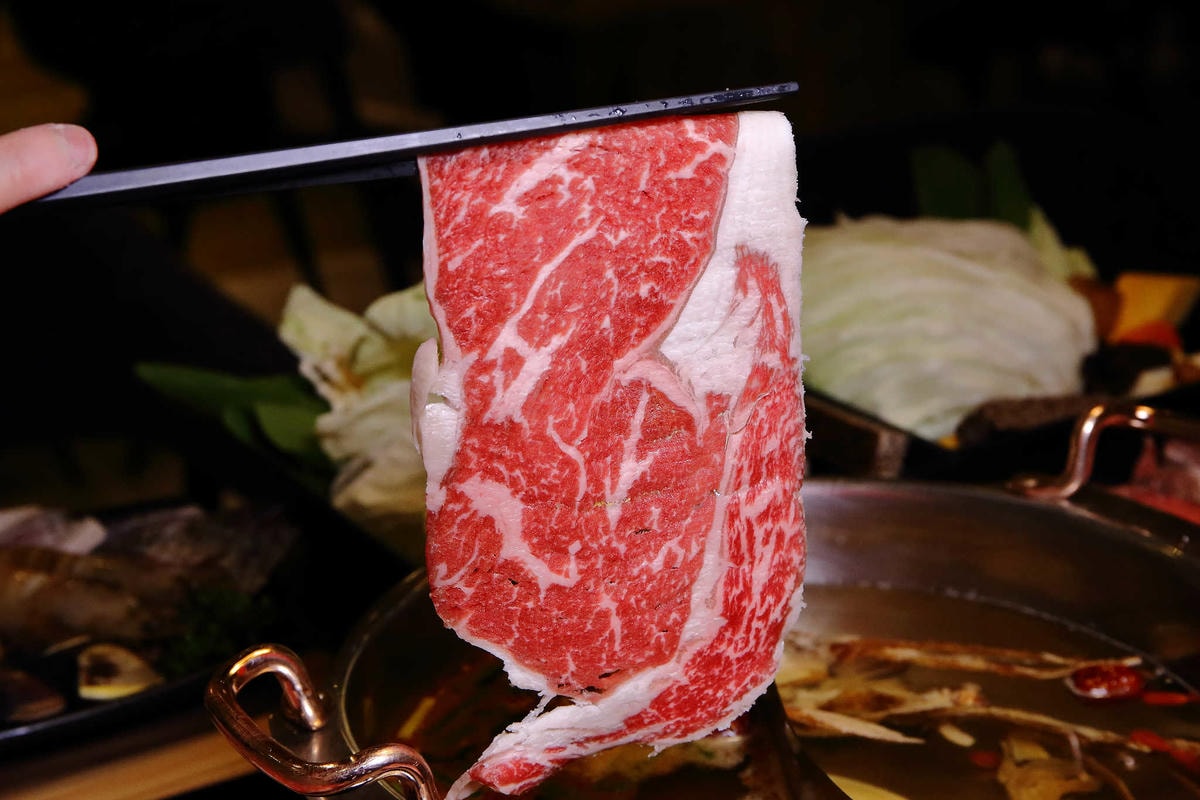 【食。中和】沸騰涮涮鍋-中山店〜中和火鍋推薦!CP值破表,平價的高級肉品專賣,環境優渥的親子用餐空間,沒吃過一定會後悔!(已歇業)