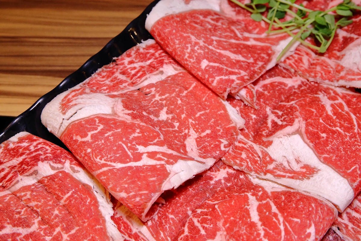 【食。中和】沸騰涮涮鍋-中山店〜中和火鍋推薦!CP值破表,平價的高級肉品專賣,環境優渥的親子用餐空間,沒吃過一定會後悔!(已歇業)