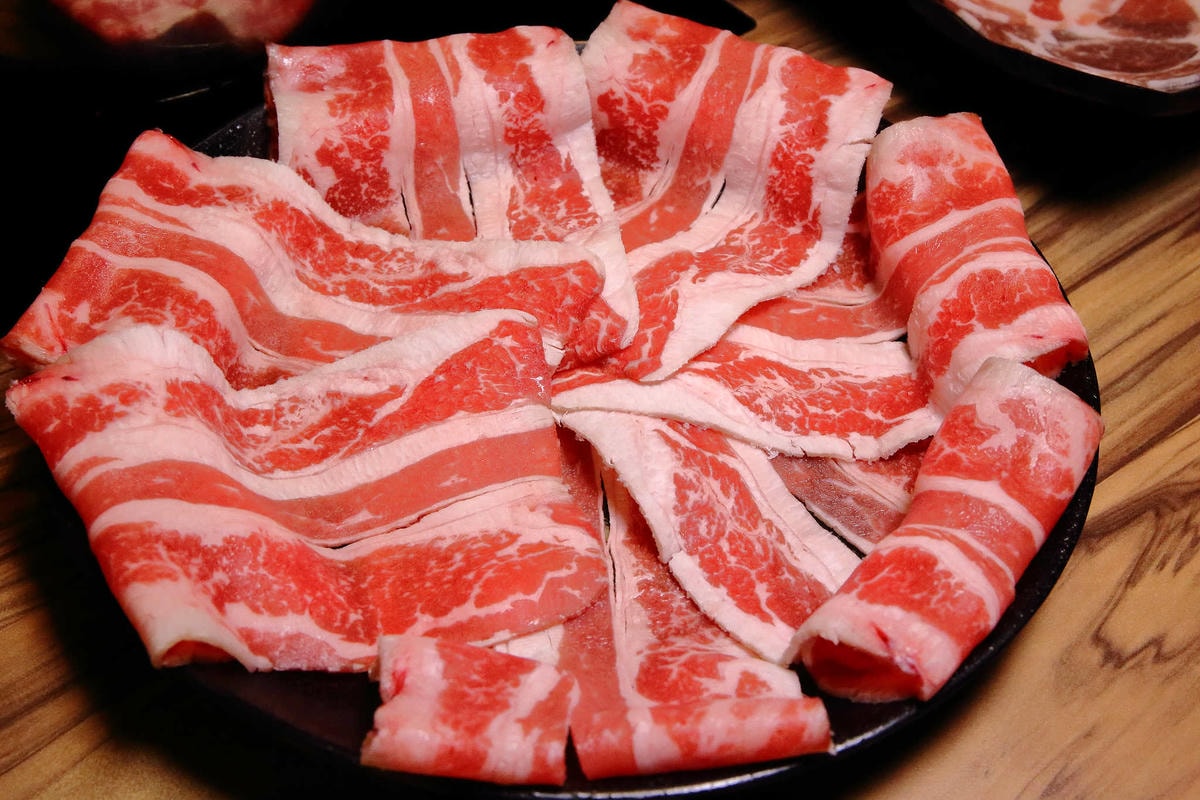 【食。中和】沸騰涮涮鍋-中山店〜中和火鍋推薦!CP值破表,平價的高級肉品專賣,環境優渥的親子用餐空間,沒吃過一定會後悔!(已歇業)