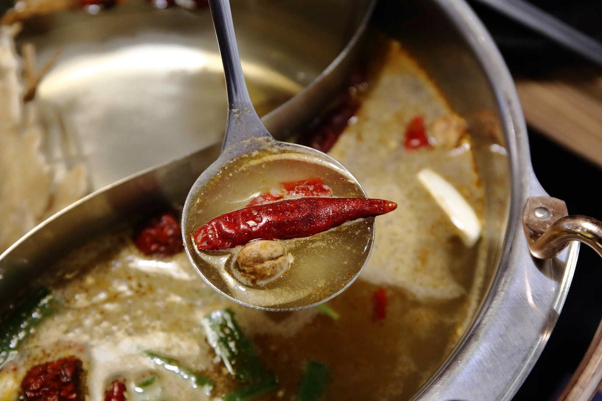 【食。中和】沸騰涮涮鍋-中山店〜中和火鍋推薦!CP值破表,平價的高級肉品專賣,環境優渥的親子用餐空間,沒吃過一定會後悔!(已歇業)