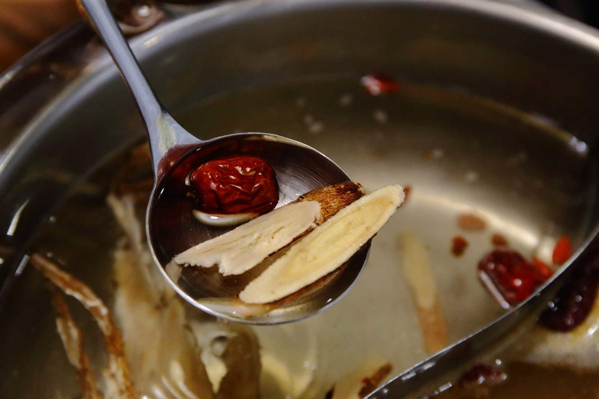 【食。中和】沸騰涮涮鍋-中山店〜中和火鍋推薦!CP值破表,平價的高級肉品專賣,環境優渥的親子用餐空間,沒吃過一定會後悔!(已歇業)