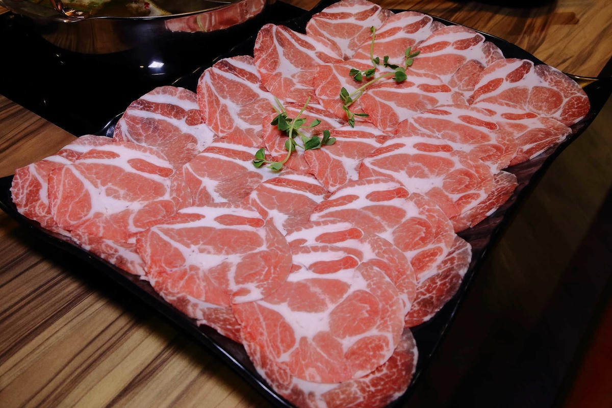 【食。中和】沸騰涮涮鍋-中山店〜中和火鍋推薦!CP值破表,平價的高級肉品專賣,環境優渥的親子用餐空間,沒吃過一定會後悔!(已歇業)