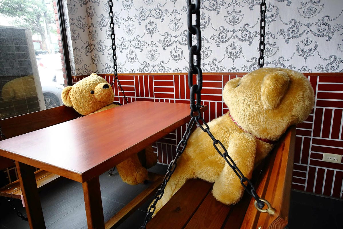 【食。桃園】餓人谷有間客棧人文茶館〜鞦韆復古主題餐廳，品茶、簡餐、茶點，朋友聚餐、情侶約會都適合(已歇業)