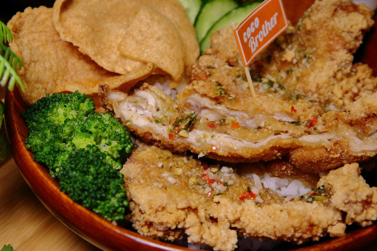 【食。台北】Coco Brother 椰兄〜中山站美食/泰式南洋主題餐廳/IG打卡熱點/全台首創泰國椰子冰淇淋/新泰式定食料理