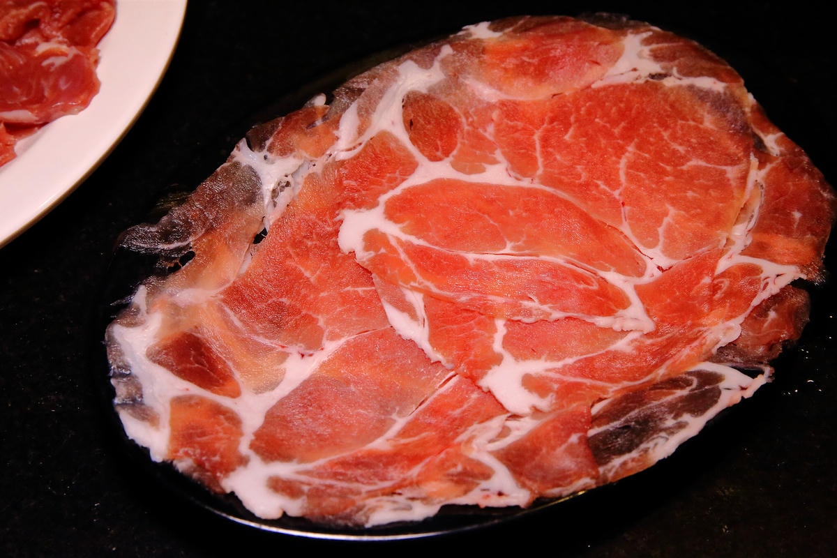 【食。台北】黑哥自助石頭火鍋城〜新開幕!以盤計價,想吃什麼就拿什麼,懷舊飄香,平價又美味!